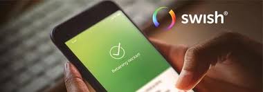 Swish logga bredvid smartphone, där någon just godkänt en betalning